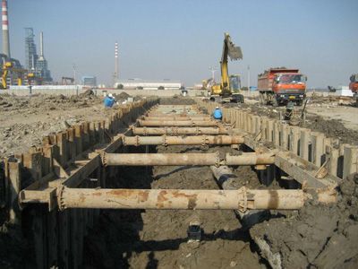 U型鋼板樁在基礎(chǔ)設(shè)施建設(shè)中的應(yīng)用與鴻博建設(shè)的專業(yè)優(yōu)勢(shì)