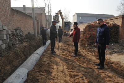 真情灑泥土 實(shí)干暖民心——記金鄉(xiāng)縣馬廟鎮(zhèn)翟莊村第一書記張征鋒與基礎(chǔ)設(shè)施建設(shè)